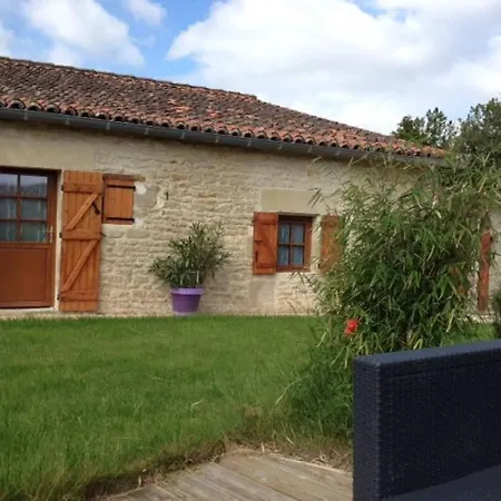 Le Fontaine : Minis Maisons De Charme Bed & Breakfast Saint-Georges-les-Baillargeaux